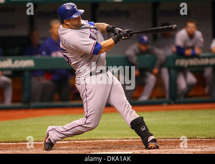 7. September 2011 - schlägt St. Petersburg, Florida, USA - Texas Rangers Catcher Mike Napoli (25) einen Home Run im achten Inning bei einem Baseball-Spiel zwischen den Tampa Bay Rays und die Texas Rangers im Tropicana Field. Tampa Bay Rays in 5-4 (Kredit-Bild: © Lukas Johnson/Southcreek Global/ZUMApress.com) Stockfoto