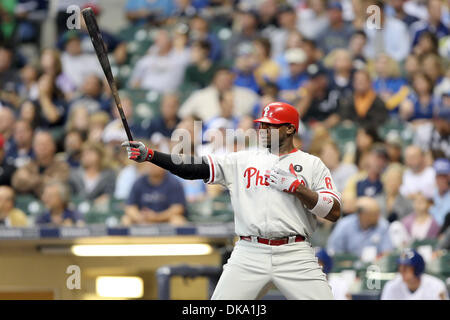 9. September 2011 - Milwaukee, Wisconsin, USA - Philadelphia Phillies erster Basisspieler Ryan Howard #6 Schritte, um die Platte im ersten Inning. Howard trifft dann eine drei laufen Homer zu rechten Feld. Die Philadelphia Phillies gegen die Milwaukee Brewers 5-3 im Miller Park in Milwaukee. (Kredit-Bild: © John Fisher/Southcreek Global/ZUMAPRESS.com) Stockfoto