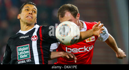 Berlin, Deutschland. 3. Dezember 2013. Kaiserslautern Karim Matmour (L) wetteifert um den Ball mit der Berliner Patrick Kohlmann während der DFB rund sechzehn Spiel zwischen FC Union Berlin und FC Kaiserslautern in Berlin, Deutschland, 3. Dezember 2013. Foto: HANNIBAL/Dpa/Alamy Live News Stockfoto