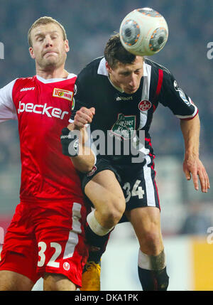 Berlin, Deutschland. 3. Dezember 2013. Kaiserslautern Willi Orban (R) wetteifert um den Ball mit der Berliner Adam Nemec während der DFB rund sechzehn Spiel zwischen FC Union Berlin und FC Kaiserslautern in Berlin, Deutschland, 3. Dezember 2013. Foto: HANNIBAL/Dpa/Alamy Live News Stockfoto