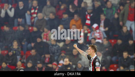 Berlin, Deutschland. 3. Dezember 2013. Kaiserslautern Simon Zoller feiert nach seinem 0-2 Tor in der DFB rund sechzehn Spiel zwischen FC Union Berlin und FC Kaiserslautern in Berlin, Deutschland, 3. Dezember 2013. Foto: HANNIBAL/Dpa/Alamy Live News Stockfoto