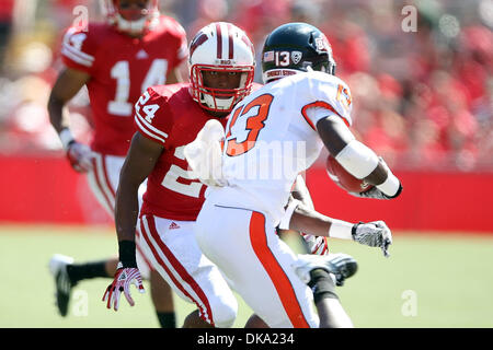 10. September 2011 - Madison, Wisconsin, USA - Wisconsin Sicherheit Shelton Johnson #24 Oregon State Wide Receiver schließt Brandin kocht #13. Wisconsin Badgers besiegte die Oregon State Beavers 35-0 im Camp Randall Stadium in Madison, Wisconsin. (Kredit-Bild: © John Fisher/Southcreek Global/ZUMAPRESS.com) Stockfoto