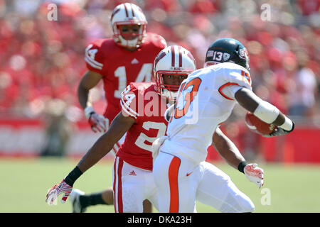 10. September 2011 - Madison, Wisconsin, USA - Wisconsin Sicherheit Shelton Johnson #24 einem Zweikampf am Oregon State Wide Receiver schließt Brandin kocht #13. Wisconsin Badgers besiegte die Oregon State Beavers 35-0 im Camp Randall Stadium in Madison, Wisconsin. (Kredit-Bild: © John Fisher/Southcreek Global/ZUMAPRESS.com) Stockfoto