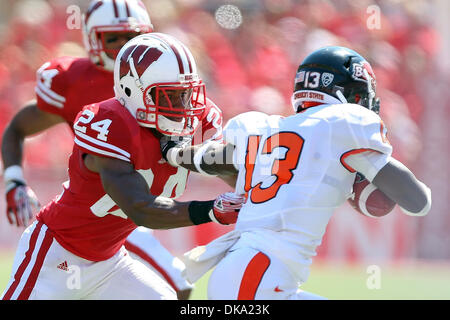 10. September 2011 - Madison, Wisconsin, USA - Wisconsin Sicherheit Shelton Johnson #24 kämpft sich durch einen steifen Arm aus Oregon State Wide Receiver Brandin kocht #13 der Bekämpfung zu machen. Wisconsin Badgers besiegte die Oregon State Beavers 35-0 im Camp Randall Stadium in Madison, Wisconsin. (Kredit-Bild: © John Fisher/Southcreek Global/ZUMAPRESS.com) Stockfoto