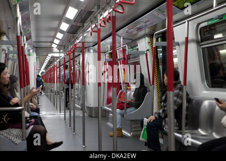 Innenansicht der U-Bahn MTR Hong Kong-Zug - Mass Transit Railway. Stockfoto