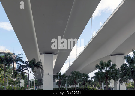 Unterseite des Anfahrrampe der 17th Street Causeway Brücke über Intracoastal in Port Everglades in Fort Lauderdale, Florida, USA Stockfoto