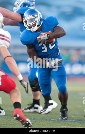 10. September 2011 - Buffalo, New York, USA - Buffalo Bulls Runningback läuft mit dem Ball in einem Spiel gegen die Stony Brook Seawolves Branden Oliver (#32). Buffalo gewann das Spiel 35-7. (Kredit-Bild: © Mark Konezny/Southcreek Global/ZUMAPRESS.com) Stockfoto