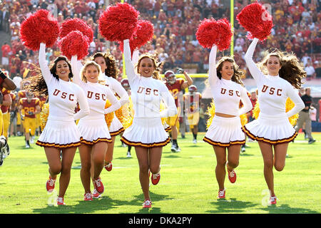 10. September 2011 - Los Angeles, California, Vereinigte Staaten von Amerika - The USC Song Girls führen ihre Routine vor dem Spiel fest, vor Beginn des ersten Spiels der PAC 12 Saison 2011 für die University of Utah Utes und der Universität von Südkalifornien Trojans an der Los Angeles Memorial Coliseum in Los Angeles, Kalifornien.  Die Trojaner besiegt die Utes Stockfoto