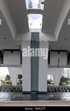 Der 17. Straße Causeway zweiflügelige Klappbrücke, kreuzt die Intracoastal in Port Everglades in Fort Lauderdale, Florida, USA Stockfoto