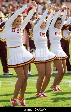 10. September 2011 - Los Angeles, California, Vereinigte Staaten von Amerika - The USC Song Girls führen ihre Routine vor dem Spiel fest, vor Beginn des ersten Spiels der PAC 12 Saison 2011 für die University of Utah Utes und der Universität von Südkalifornien Trojans an der Los Angeles Memorial Coliseum in Los Angeles, Kalifornien.  Die Trojaner besiegt die Utes Stockfoto