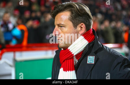 Berlin, Deutschland. 3. Dezember 2013. Kaiserslautern Trainer Kosta Runjaic während der DFB Runde 16 Spiel zwischen FC Union Berlin und FC Kaiserslautern in Berlin, Deutschland, 3. Dezember 2013. Foto: HANNIBAL/Dpa/Alamy Live News Stockfoto