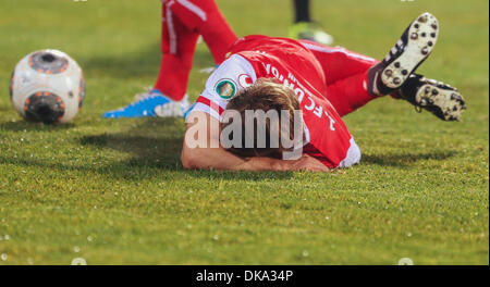 Berlin, Deutschland. 3. Dezember 2013. Der Berliner Martin Dausch liegt auf dem Platz während der DFB rund sechzehn Spiel zwischen FC Union Berlin und FC Kaiserslautern in Berlin, Deutschland, 3. Dezember 2013. Foto: HANNIBAL/Dpa/Alamy Live News Stockfoto