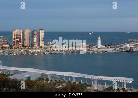 Aussicht vom 15. Stock Terrasse des AC Marriot Hotel in Malaga über die Stadt; Hafen und Uferpromenade in den Sonnenuntergang Stockfoto