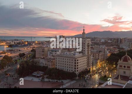 Aussicht vom 15. Stock Terrasse des AC Marriot Hotel in Malaga über die Stadt; Hafen und Uferpromenade in den Sonnenuntergang Stockfoto