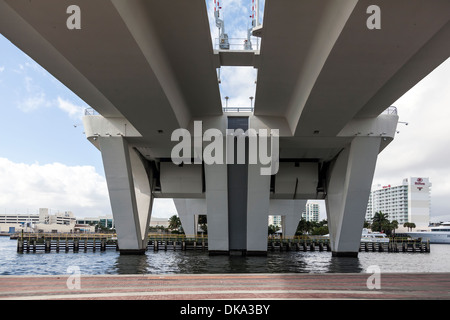 Der 17. Straße Causeway zweiflügelige Klappbrücke, kreuzt die Intracoastal in Port Everglades in Fort Lauderdale, Florida, USA Stockfoto