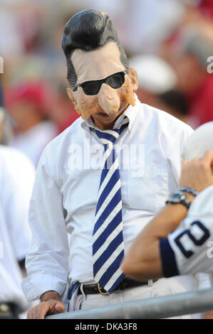 10. September 2011 kann - State College, Pennsylvania, Vereinigte Staaten von Amerika - Penn State University Head Coach Joe Paterno nicht auf dem Feld, aber seine Anhänger waren noch auf der Tribüne während der Alabama - Penn State Spiel in Happy Valley.  Alabama besiegte Penn State mit einem Score von 27-11. (Kredit-Bild: © Brian befreit/Southcreek Global/ZUMAPRESS.com) Stockfoto