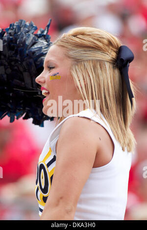 10. September 2011 - Columbus, Ohio, USA - Toledo Rockets Cheerleader während des Spiels zwischen Toledo und Ohio State University in Ohio Stadium, Columbus, Ohio. Ohio State besiegt Toledo 27-22. (Kredit-Bild: © Scott Stuart/Southcreek Global/ZUMAPRESS.com) Stockfoto