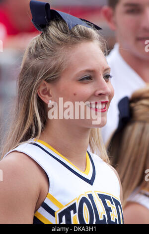 10. September 2011 - Columbus, Ohio, USA - Toledo Rockets Cheerleader während des Spiels zwischen Toledo und Ohio State University in Ohio Stadium, Columbus, Ohio. Ohio State besiegt Toledo 27-22. (Kredit-Bild: © Scott Stuart/Southcreek Global/ZUMAPRESS.com) Stockfoto