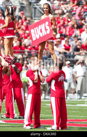 10. September 2011 - Columbus, Ohio, USA - Ohio State Buckeyes Cheerleader während des Spiels zwischen Toledo und Ohio State University in Ohio Stadium, Columbus, Ohio. Ohio State besiegt Toledo 27-22. (Kredit-Bild: © Scott Stuart/Southcreek Global/ZUMAPRESS.com) Stockfoto