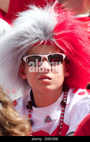 10. September 2011 - Columbus, Ohio, USA - An Ohio State Buckeyes Lüfter an das Spiel zwischen Toledo und Ohio State University in Ohio Stadium, Columbus, Ohio. Ohio State besiegt Toledo 27-22. (Kredit-Bild: © Scott Stuart/Southcreek Global/ZUMAPRESS.com) Stockfoto