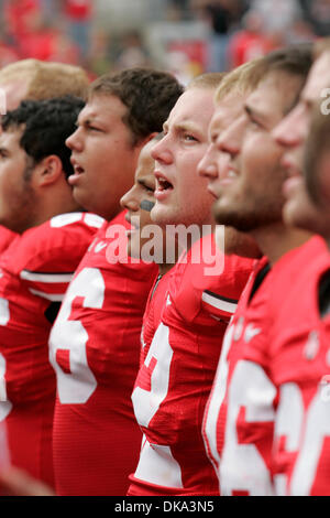 10. September 2011 - Columbus, Ohio, USA - Ohio State Buckeyes singen Carmen Ohio nach dem Spiel zwischen Toledo und Ohio State University in Ohio Stadium, Columbus, Ohio. Ohio State besiegt Toledo 27-22. (Kredit-Bild: © Scott Stuart/Southcreek Global/ZUMAPRESS.com) Stockfoto