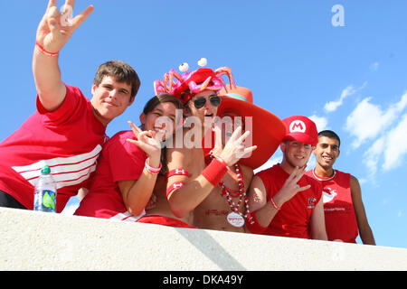 10. September 2011 - Denton, Texas, Vereinigte Staaten von Amerika - The Houston Cougars Fans zeigen ihre Unterstützung während des Spiels zwischen North Texas bedeutet grün und die Houston Cougars Apogee-Stadion in Denton, Texas. (Kredit-Bild: © Matt Pearce/Southcreek Global/ZUMAPRESS.com) Stockfoto