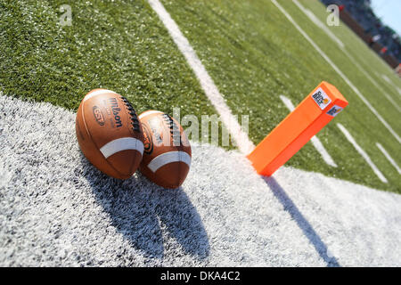 10. September 2011 - Denton, Texas, Vereinigte Staaten von Amerika - Fußbälle vor dem Spiel zwischen North Texas bedeutet grün und die Houston Cougars Apogee-Stadion in Denton, Texas. (Kredit-Bild: © Matt Pearce/Southcreek Global/ZUMAPRESS.com) Stockfoto