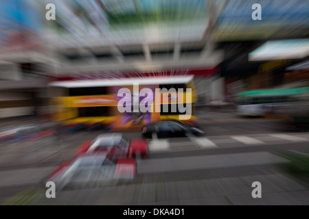 Einsatz von slow-Shutter Speed 30. zweite und Zoom-Funktion Verkehr in Hongkong zu veranschaulichen. Stockfoto