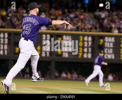 9. September 2011 - macht Denver, Colorado, USA - MLB Baseball - Colorado Rockies Dritter Basisspieler KEVIN KOUZMANOFF einen zum ersten in der 5. während einer 1-4 Niederlage gegen die Cincinnati Reds im Coors Field. (Kredit-Bild: © Don Senia Murray/ZUMAPRESS.com) Stockfoto