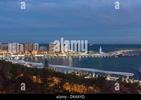 Aussicht vom 15. Stock Terrasse des AC Marriot Hotel in Malaga über die Stadt; Hafen und Uferpromenade, Sonnenuntergang Stockfoto