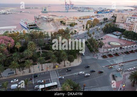 Aussicht vom 15. Stock Terrasse des AC Marriot Hotel in Malaga über die Stadt; Hafen und Uferpromenade in den Sonnenuntergang Stockfoto