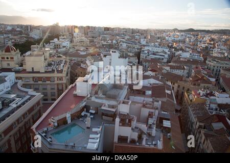 Aussicht vom 15. Stock Terrasse des AC Marriot Hotel in Malaga über die Stadt Stockfoto