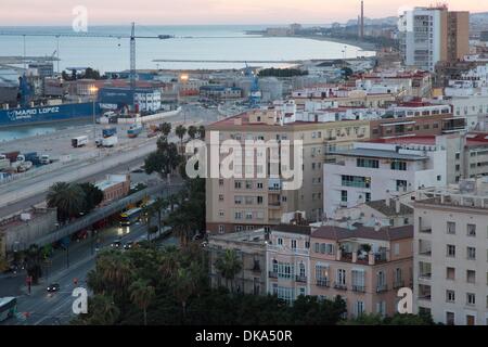 Aussicht vom 15. Stock Terrasse des AC Marriot Hotel in Malaga über die Stadt; Hafen und Uferpromenade in den Sonnenuntergang Stockfoto