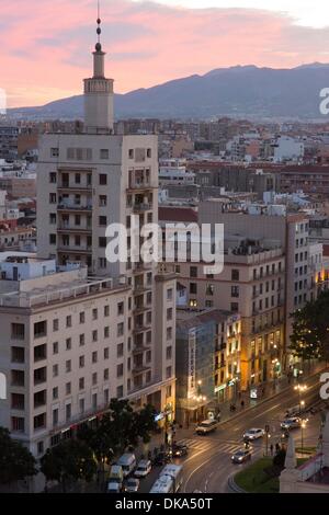 Aussicht vom 15. Stock Terrasse des AC Marriot Hotel in Malaga über die Stadt, Sonnenuntergang Stockfoto