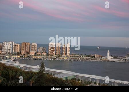 Aussicht vom 15. Stock Terrasse des AC Marriot Hotel in Malaga über die Stadt; Hafen und Uferpromenade in den Sonnenuntergang Stockfoto