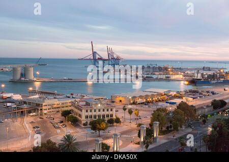 Aussicht vom 15. Stock Terrasse des AC Marriot Hotel in Malaga über die Stadt; Hafen und Uferpromenade in den Sonnenuntergang Stockfoto