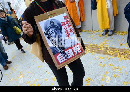 Tokio, Japan. 4. Dezember 2013. Foto zeigt einen der 6.000 Demonstranten gegen Japans Zustand "vorgeschlagen" Geheimnisse Schutz Rechnung, die eine Menschenkette rund um die National Diet in Tokio 4. Dezember 2013 gebildet. Ihr Plakat liest "gegen die staatliche Geheimnisse Rechnung. Gehen wir zurück zu Kriegszeiten. Liberal-demokratische Partei. " Die LDP ist Japans Regierungspartei führte von Shinzo Abe versucht, das Gesetz zu erlassen.  Fotograf: Rob Gilhooly/Alamy Live-Nachrichten Stockfoto