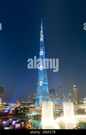Burj Khalifa Tower in blau beleuchtet, während der Feierlichkeiten zum Nationalfeiertag am 2. 1. Dezember 2013 in Dubai Vereinigte Arabische Emirate Stockfoto