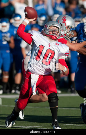 10. September 2011 - wirft Buffalo, New York, USA - Stony Brook Quarterback Michael Coulter(#10) einen Pass in einem Spiel gegen die Buffalo Bulls im UB-Stadion. Buffalo gewann das Spiel 35-7. (Kredit-Bild: © Mark Konezny/Southcreek Global/ZUMAPRESS.com) Stockfoto