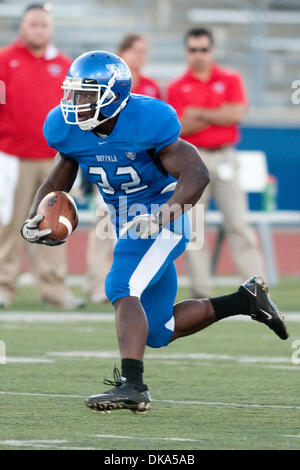 10. September 2011 - Buffalo, New York, USA - Buffalo Bulls Runningback widerspricht der Stony Brook Seawolves Branden Oliver (#32) für einen Touchdown im Spiel. Buffalo gewann das Spiel 35-7. (Kredit-Bild: © Mark Konezny/Southcreek Global/ZUMAPRESS.com) Stockfoto