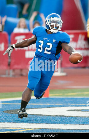 10. September 2011 - Buffalo, New York, USA - Buffalo Bulls Runningback widerspricht der Stony Brook Seawolves Branden Oliver (#32) für einen Touchdown im Spiel. Buffalo gewann das Spiel 35-7. (Kredit-Bild: © Mark Konezny/Southcreek Global/ZUMAPRESS.com) Stockfoto