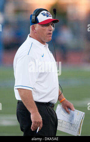 10. September 2011 - Buffalo, New York, USA - Buffalo Bulls head Coach Jeff Quinn an der Seitenlinie während eines Spiels gegen die Stony Brook Seawolves. Buffalo gewann das Spiel 35-7. (Kredit-Bild: © Mark Konezny/Southcreek Global/ZUMAPRESS.com) Stockfoto