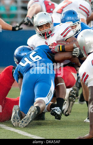 10. September 2011 - Buffalo, New York, USA - Stony Brook Seawolves Runningback Miguel Maysonet (#5) von Buffalo Bulls Linebacker Kahlil Mack (#46) im UB-Stadion in Angriff genommen wird. Buffalo gewann das Spiel 35-7. (Kredit-Bild: © Mark Konezny/Southcreek Global/ZUMAPRESS.com) Stockfoto