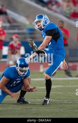 10. September 2011 - Buffalo, New York, USA - Buffalo Bulls Platz Kicker Peter Fardon (#13) macht einen zusätzlichen Punkt in einem Spiel gegen die Stony Brook Seawolves. Buffalo gewann das Spiel 35-7. (Kredit-Bild: © Mark Konezny/Southcreek Global/ZUMAPRESS.com) Stockfoto