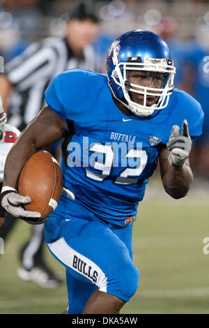 10. September 2011 - Buffalo, New York, USA - Buffalo Bulls Runningback Branden Oliver (#32) läuft mit dem Ball in einem Spiel gegen die Stony Brook Seawolves im UB-Stadion. Buffalo gewann das Spiel 35-7. (Kredit-Bild: © Mark Konezny/Southcreek Global/ZUMAPRESS.com) Stockfoto