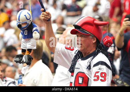 11. September 2011 - Houston, Texas, USA - Fan hält eine hängende Colts Puppe. Houston Texans besiegte die Indianapolis Colts 34-7 im Reliant Stadium in Houston Texas. (Kredit-Bild: © Luis Leyva/Southcreek Global/ZUMAPRESS.com) Stockfoto