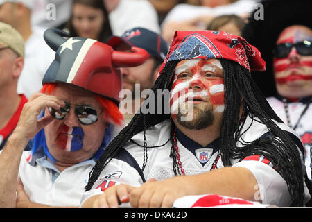 11. September 2011 - Houston, Texas, USA - Fans verkleidet auf die Texaner jubeln. Houston Texans besiegte die Indianapolis Colts 34-7 im Reliant Stadium in Houston Texas. (Kredit-Bild: © Luis Leyva/Southcreek Global/ZUMAPRESS.com) Stockfoto