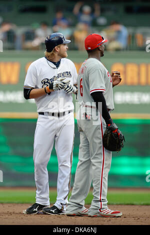 Sep 11, 2011 - Milwaukee, Wisconsin, USA - Milwaukee right Fielder Corey Hart (1) und Philadelphia erster Basisspieler Ryan Howard (6) sehen Sie die Aufzeichnung Harts Doppel auf der Anzeigetafel während des Spiels zwischen den Milwaukee Brewers und den Philadelphia Phillies im Miller Park in Milwaukee, Wisconsin. Die Brauer besiegte die Phillies 3-2 um ein fünf Spiel Durststrecke zu beenden. (Kredit-Bild: © John Stockfoto