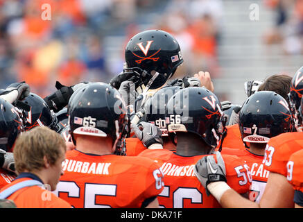 3. September 2011 - Charlottesville, Virginia - USA; Virginia Cavaliers drängen sich während der NCAA Football-Spiel gegen William & Mary im Scott-Stadium. Virginia gewann 40-3. (Kredit-Bild: © Andrew Shurtleff/ZUMApress.com) Stockfoto