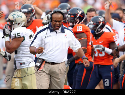 3. September 2011 - Charlottesville, Virginia - USA; Virginia Cavaliers Cheftrainer MIKE LONDON reagiert während der NCAA Football-Spiel gegen William & Mary im Scott-Stadium. Virginia gewann 40-3. (Kredit-Bild: © Andrew Shurtleff/ZUMApress.com) Stockfoto